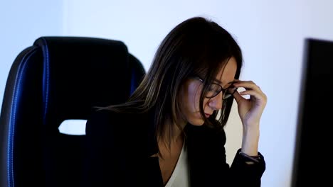 Mujer-de-negocios-en-vasos-trabaja-en-la-computadora-en-la-oficina.