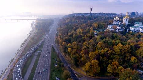 KIEV,-Ucrania-el-19-de-octubre-de-2017:-Vuelo-sobre-el-terraplén-de-la-ciudad-de-Kiev,-Ucrania