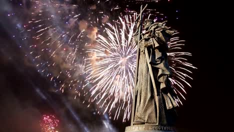 Fuegos-artificiales-sobre-el-monumento-al-Santo-Príncipe-Vladimir-el-grande-en-cuadrado-de-Borovitskaya-en-Moscú-cerca-del-Kremlin,-Rusia.--La-ceremonia-de-apertura-tuvo-lugar-el-04-de-noviembre-de-2016