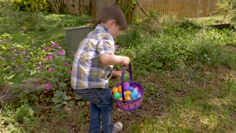 Cámara-sigue-a-un-joven-lindo-4-5-años-viejo-encontrar-un-huevo-de-Pascua