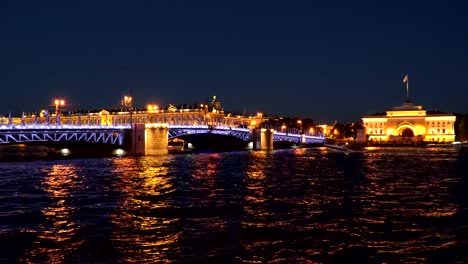 Eine-Motorboot-fährt-unter-der-Schlossbrücke