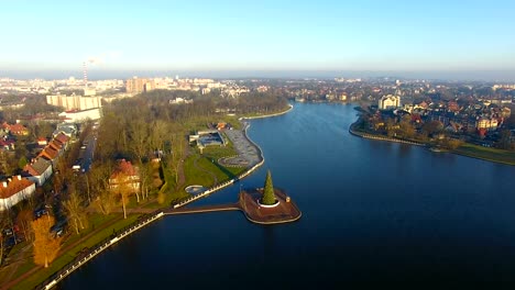 Antenne:-Der-Weihnachtsbaum-am-oberen-See-in-Kaliningrad