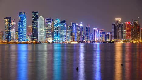 Día-del-horizonte-del-centro-de-Doha-para-noche-timelapse,-Qatar,-Medio-Oriente