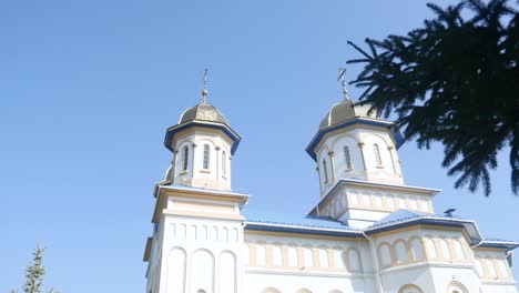 sehr-schön-die-orthodoxe-Kirche-am-Himmelshintergrund