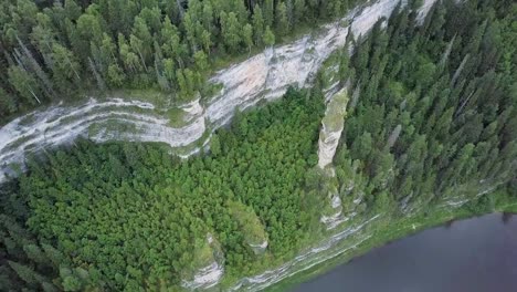 Schöne-Berg-Aussichtspunkt-hoch-auf-den-Bergen.-Clip.-Großes-Tal-mit-dicken-Eukalyptus-Wald.-Draufsicht-auf-einem-großen-Felsen-im-Wald