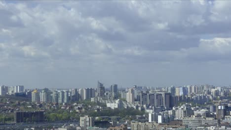 Wolken-schweben-über-der-Stadt.-Zeit-Runden