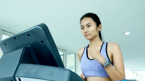 Asiatische-Frau-Übung-im-Fitnessstudio.-Sport-und-Reaktion-Konzept.-4k-Auflösung.