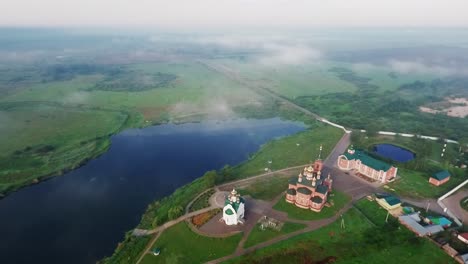 Un-convento-en-la-orilla-del-lago.-Fotografía-aérea.-01