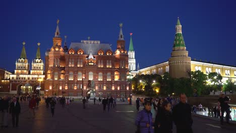 Plaza-Roja,-Moscú,-Rusia.-Paseo-de-noche-por-la-Plaza-Roja-iluminada-cerca-del-Museo-histórico