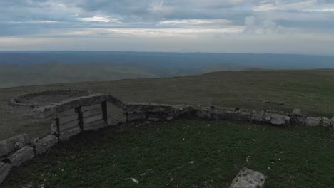 Los-marcos-de-liberación-después-sobrevolaron-el-ruina-antiguo-anfiteatro-alto-en-las-montañas.-Volar-sobre-la-órbita.-4K-100mpts.-Toma-de-aire-Mavik