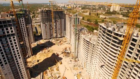 Bau-von-Häusern.-Drohne-fliegen-über-Baustelle-mit-Turmdrehkranen