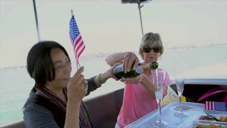 mujer-asiática-y-Caucásica,-celebrando-en-un-barco-con-champagne