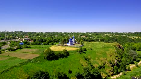 Drone-se-eleva-a-lo-largo-del-acantilado-revelando-una-vista-de-la-iglesia-y-el-pueblo