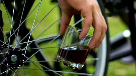 Wheelchaired-Mann-trinken-Alkohol,-Depression-und-Hoffnungslosigkeit-leiden