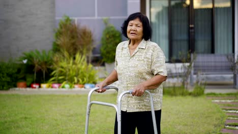 cansado-mujer-senior-teniendo-problema-de-corazón-después-de-caminar-con-andador-en-casa