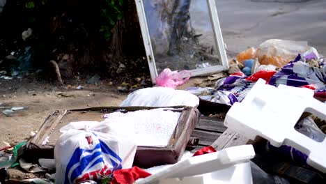 en-terreno,-a-lado-de-carretera,-un-montón-de-basura-es-mentira.-dispersa-la-basura,-basura,-cosas-viejas,-neumáticos-coche,-roto-el-vidrio,-plástico.-botadero-de-basura.-Ecología,-contaminación-del-medio-ambiente