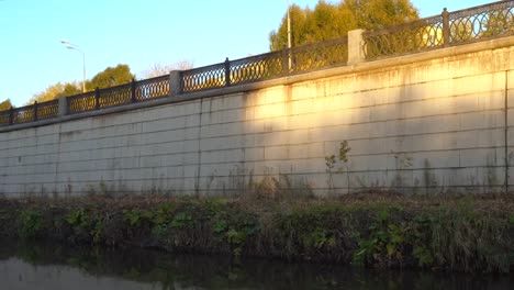 Panoramablick-über-die-Böschung-der-Stadt-Fluss-und-Gusseisen-Zaun