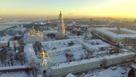 Kiewer-Höhlenkloster-Lawra.-Fallender-Schnee-im-Winter.-Kiew,-Ukraine