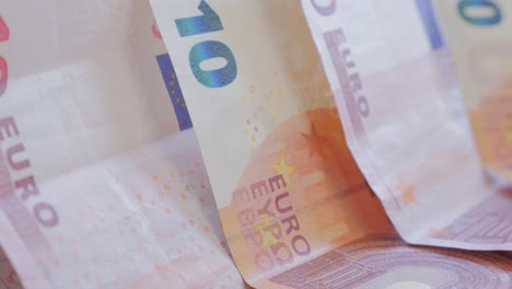 Zehn-Euro-Papiergeld-Banknoten-in-der-Folge-langsam-Pfanne