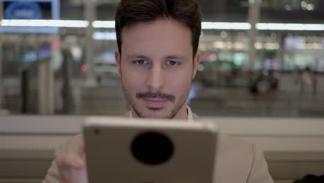 Buena-mirada-joven-banca-Gerente-de-negocios-comunicarse-con-mensajes-en-tablet