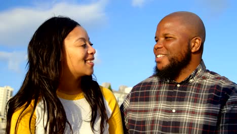 Feliz-pareja-interactuando-con-los-demás-en-un-día-soleado-4k