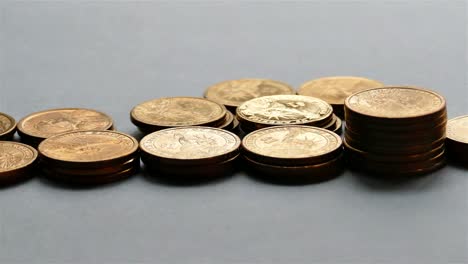 Monedas-americanas-de-un-dólar-en-la-mesa