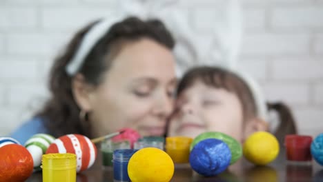 Die-Familie-bereitet-sich-auf-Ostern-vor.