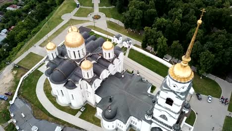 Blick-auf-die-Kathedrale-von-Dormition-auf-den-Hintergrund-mit-dem-Stadtbild-von-Wladimir