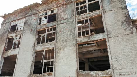 Vista-aérea-de-una-planta-industrial-abandonada.