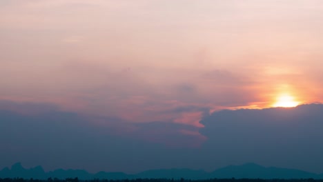 Zeitraffer-Natur-Hintergrund.-Sonnenuntergang.-Die-Bewegung-der-Wolken-und-Sonne.