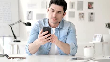 Hombre-joven-casual-usando-smartphone,-escribiendo-mensaje