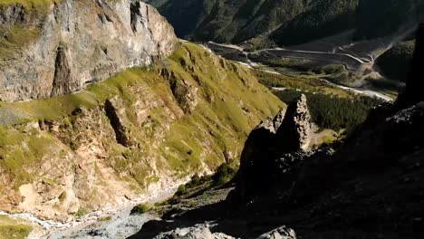 Luftaufnahme-von-strukturierten-Gesteinen-mit-zerbröckelnden-Trümmern.-Kellergestein.