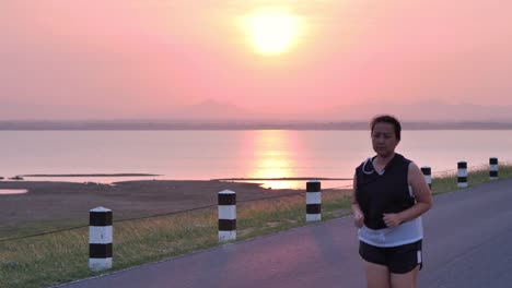 Mujeres-asiáticas-con-sobrepeso-corriendo-en-la-calle-en-la-luz-del-sol-temprano-por-la-mañana.-concepto-de-perder-peso-con-ejercicio-para-la-salud.-Cámara-lenta