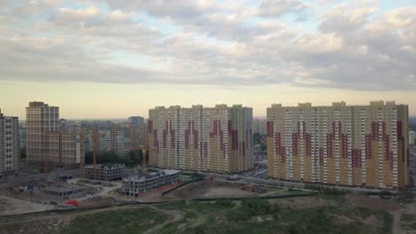 Luftaufnahme-der-Gegend-mit-neuen-Wohnwohnungen-am-Abend-bei-Sonnenuntergang.-stadtlandschaft.-Der-Bau-einer-Vielzahl-von-Wohngebäuden-spiegelt-die-Urbanisierung-Trends-wider