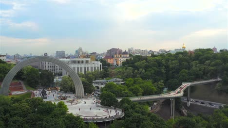 Vista-aérea-del-arco-de-la-amistad-de-los-pueblos,-nuevo-puente-de-bicicleta-y-peatonal,-Parkovaya-Road,-Kiev