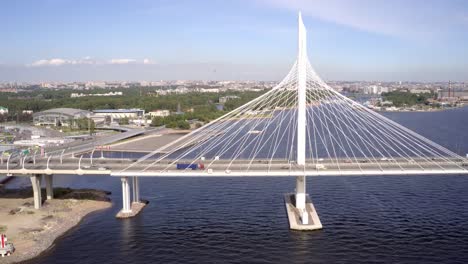 TimeLapse-del-puente-atirantado-a-través-de-la-calle-Petrovsky-del-diámetro-occidental-de-alta-velocidad.-San-Petersburgo.-Rusia.