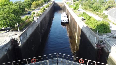 Das-Tor-tor-öffnet-sich,-um-das-Schiff-passieren-zu-lassen.-Tor-der-Kiewer-Wasserkraftstation.