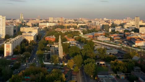 Vista-aérea-de-las-casas-y-calles-de-la-metrópolis