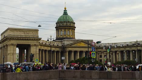 Lardemo-de-moción-del-prospecto-Nevsky-y-la-catedral-de-Kazán