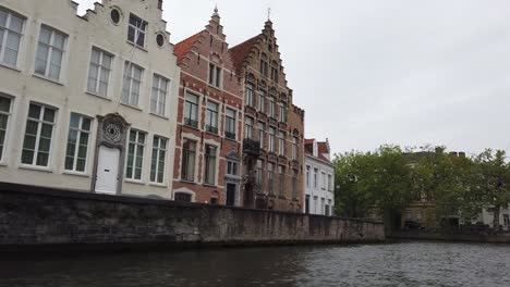 Brügge,-Belgien---Mai-2019:-Blick-auf-den-Wasserkanal-im-Stadtzentrum.-Touristischer-Spaziergang-auf-den-Wasserkanälen-der-Stadt.-Blick-von-einem-Touristenboot.