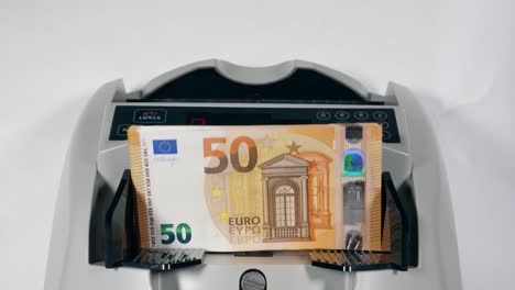 Vista-superior-de-la-máquina-de-cálculo-del-dinero-con-euros