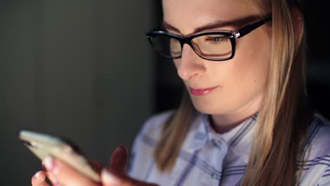 Businesswoman-Using-Mobile-Phone-In-Office