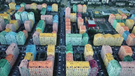 Blick-von-oben-auf-ein-buntes-Viertel,-bunte-Häuser-und-Straßen-mit-Autos-gefüllt