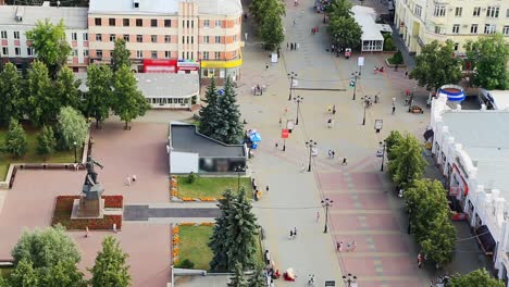 Blick-von-oben-nach-unten-auf-die-Fußgängerzone-in-der-Innenstadt