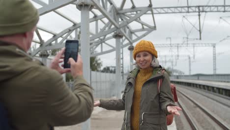 Seniors-Shooting-Video-en-la-estación-de-tren