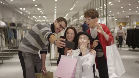 Vielfältige-Gruppe-von-Freunden,-die-Selfie-nach-dem-Einkaufen-machen