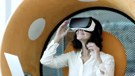 Cheerful-businesswoman-in-vr-headset