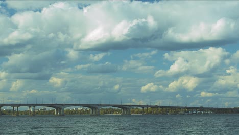 Puente-automovilístico-sobre-el-río