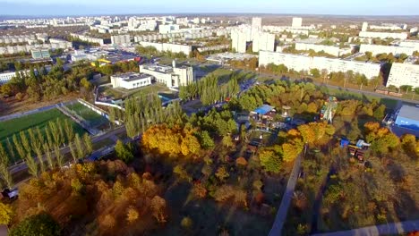 Luftaufnahme-zu-Wohngebiet-und-Park-in-Charkiw,-Ukraine