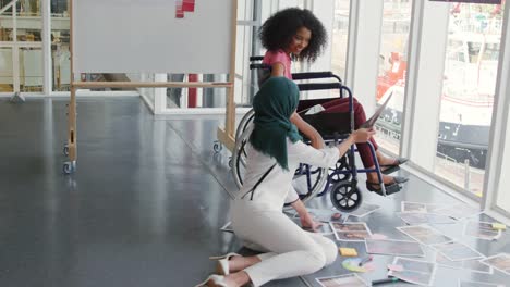 Mujeres-jóvenes-que-trabajan-en-una-oficina-creativa